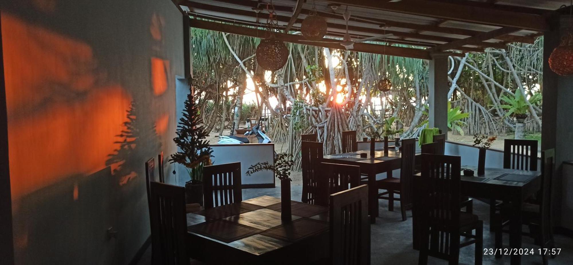 Ravana - Beach Cabanas Hikkaduwa Bagian luar foto